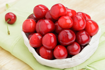 Frische Süßkirschen in Schale