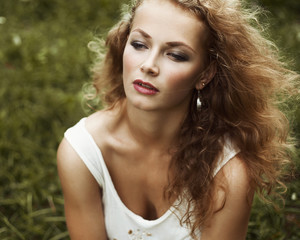 Naklejka premium Portrait of a beautiful young sexy woman on nature close-up