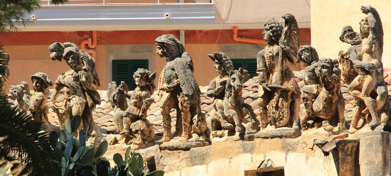 gruppo di statue di pietra, i mostri