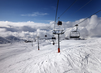 Fototapeta na wymiar Gondola i wyciąg krzesełkowy w ośrodku narciarskim