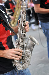 musicista suona sassofono in strada