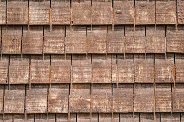 Hintergrund aus Schindeln mit Holz