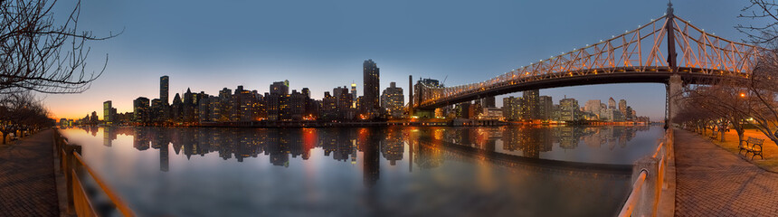 Fototapeta na wymiar Manhattan Skyline at the evening