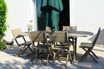 salon de jardin en bois sur terrasse