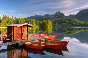 Fototapeta na wymiar Red łodzi w górskim jeziorze