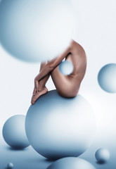Fototapeta na wymiar Atrakcyjna naga kobieta siedzi na kulki