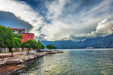 Obraz premium sea and mountains in bad rainy weather