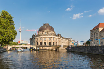 Fototapeta na wymiar Wyspa Muzeów i wieża telewizyjna w centrum Berlina