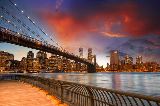 Fototapeta Brooklyn Bridge Park, New York City. Spectacular sunset view of