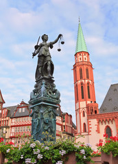 Obraz premium Lady justice on the Roemer place old town of Frankfurt, Germany