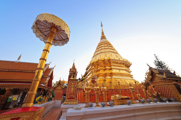 Fototapeta na wymiar Złota pagoda świątyni Doi Suthep, Chiang Mai w Tajlandii