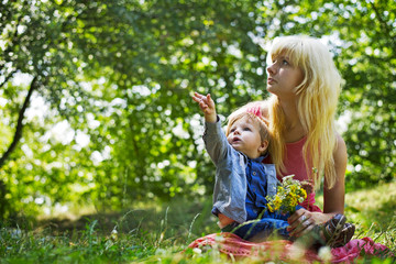 Naklejka premium child in the arms of mother outdoors