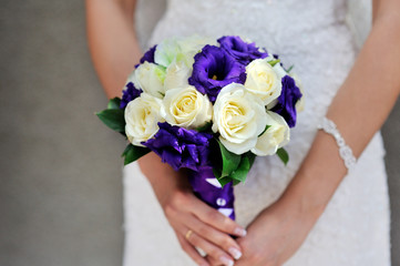Obraz na płótnie Canvas Bride hold wedding bouquet with white and lilac roses