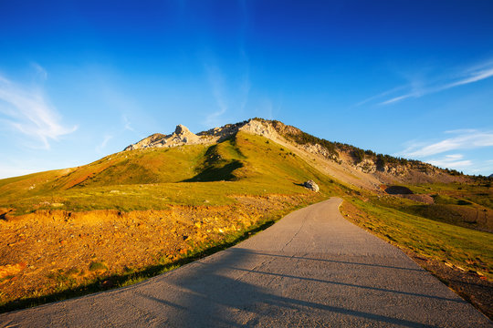  road through the mountain pass