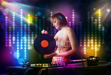 Plakat Dj girl playing songs in a disco with light show