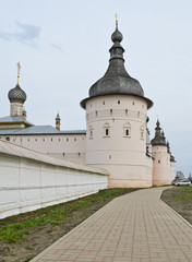 Fototapeta na wymiar Wooden dome tower and wall of Rostov Kremlin in Rostov , Russia