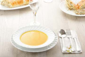 Piatto di zuppa o minestra con la zucca