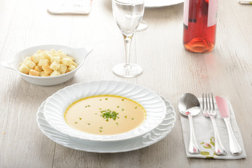 Piatto di zuppa o minestra con la zucca