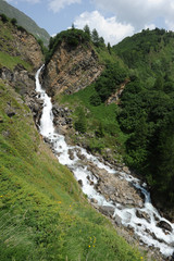 Cascata del lago Ritom nelle alpi svizzere