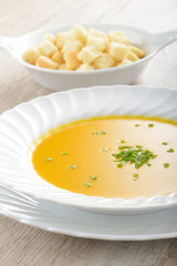 Piatto di zuppa o minestra con la zucca