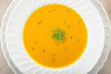 Piatto di zuppa o minestra con la zucca
