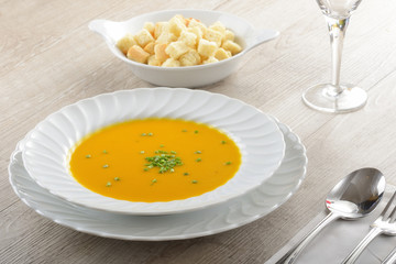 Piatto di zuppa o minestra con la zucca
