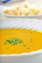 Piatto di zuppa o minestra con la zucca