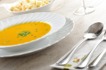 Piatto di zuppa o minestra con la zucca