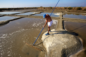 marais salants avec gros sel à Guérande et paludier