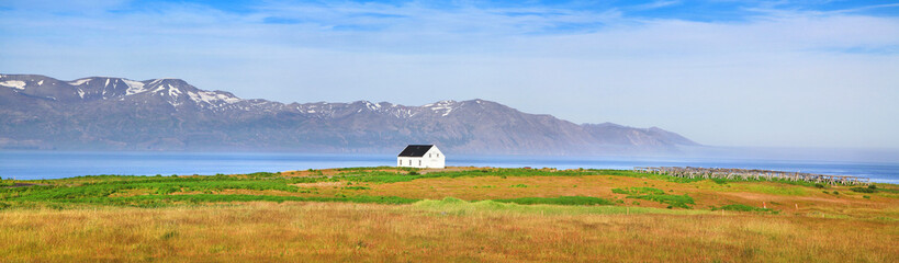 Fototapeta na wymiar Panoramiczny widok na piękny krajobraz ze starego domu na Islandii