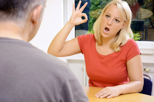 Geh&ouml;rlose Frau kommuniziert in Geb&auml;rdensprache