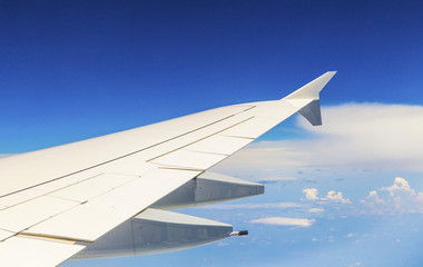 Fototapeta premium wing of aircraft in the blue sky
