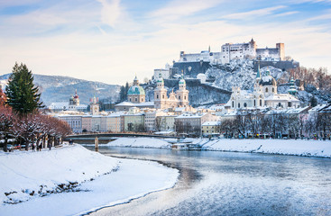 Fototapeta na wymiar Salzburg skyline z rzeką Salzach w zimie, Austria