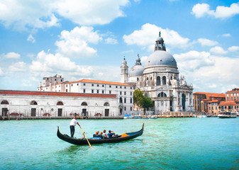 Fototapeta na wymiar Gondola na Canal Grande w Santa Maria della Salute, Wenecja