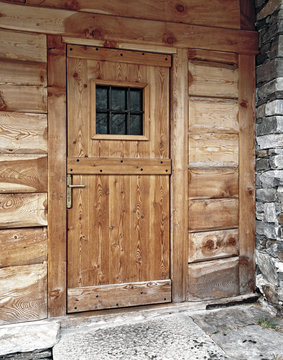 porta rustica  di legno per un ingresso