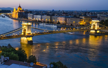 Fototapeta na wymiar Szechenyi łańcucha lub Lanchid most w nocy, Budapeszt