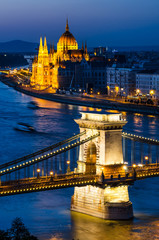 Fototapeta na wymiar Sieć Szechenyi lub Lanchid most Parlament, Budapeszt