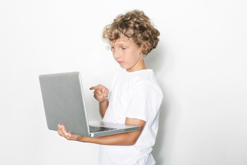 kleiner Junge mit Computer