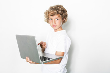 kleiner Junge mit Computer