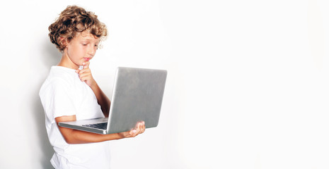 Junge mit Laptop