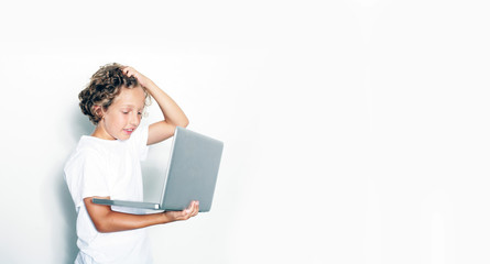 süßes Kind mit Laptop