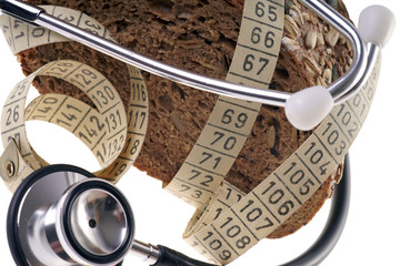 Vollkornbrot mit Maßband und Stethoskop