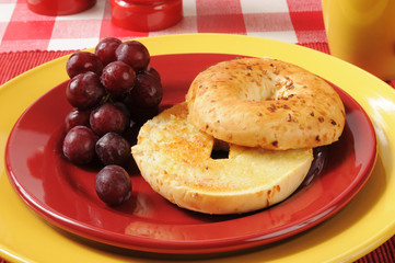 Toasted bagel with grapoes