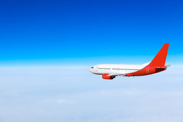 Fototapeta na wymiar Samolot na niebie. Samolot pasażerski