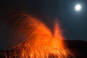 Vollmond und Vulkanausbruch. Eruption bei Nacht