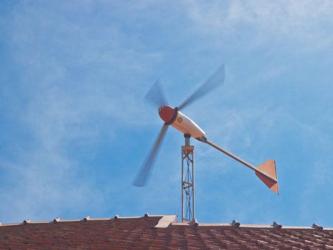 Rotating wind turbine generator on roof top
