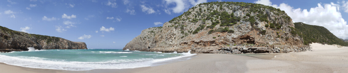 Fototapeta na wymiar Widok z plaży Cala Domestica mieście Buggerru, Sardynia, Włochy