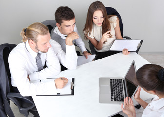 Fototapeta premium Group of business people having meeting together