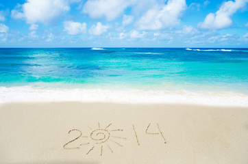 Fototapeta na wymiar Numer 2014 na piasku - koncepcja wakacyjne