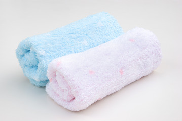Fototapeta na wymiar różowe i niebieskie ręczniki rolki